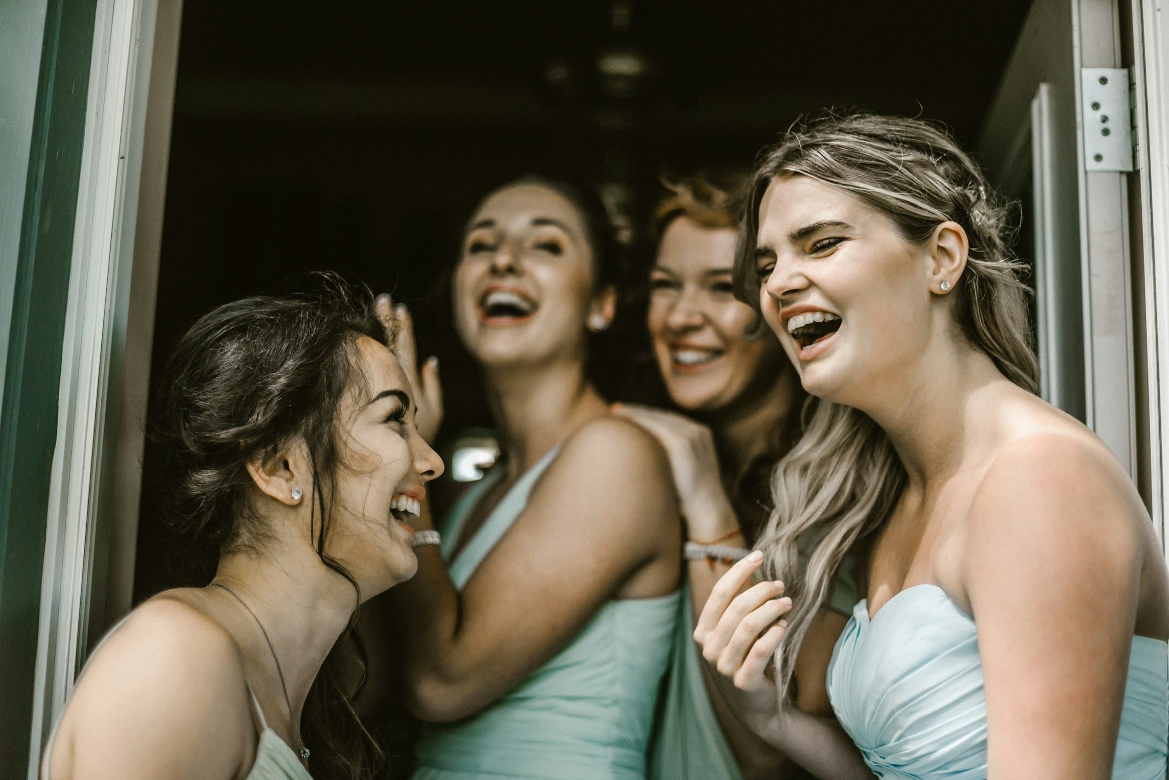 braut jungfern lachen gruppe